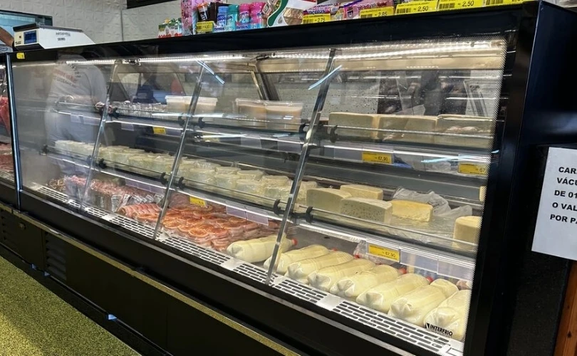 Expositor Refrigerado com Prateleiras de Vidros com Tampo Reto