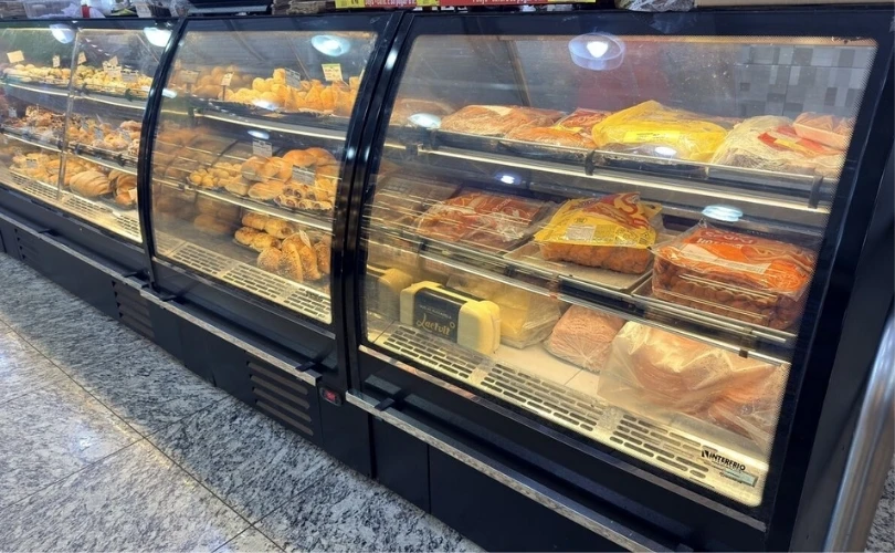 Expositor Refrigerado com Prateleiras de Vidro e Tampo Curvo
